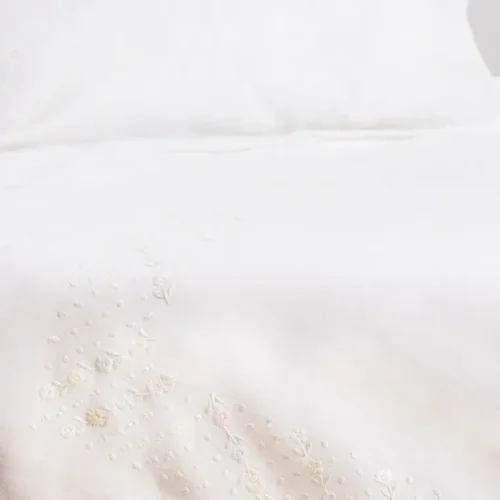 Juego de cama bordado a mano