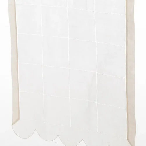 Cortina beige bordada a mano